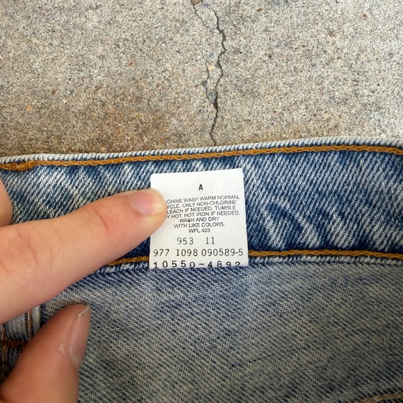 Vintage Levis 550 Studded Distressed Denim Shorts Light Wash High Rise Womens 11 - Picture 3 of 9